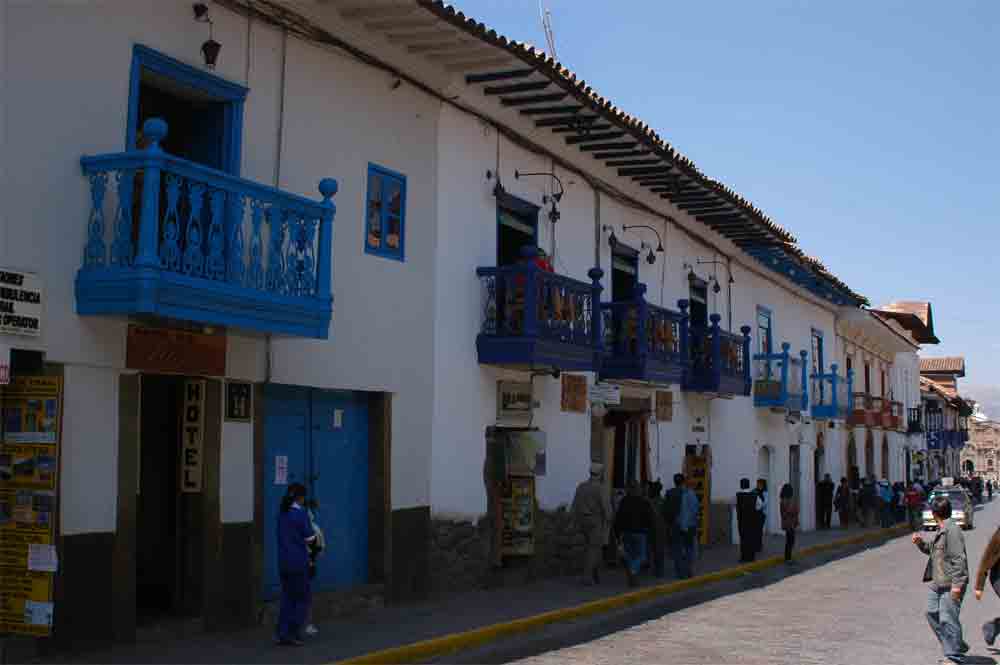 18 - Peru - Cusco, calle, balcones coloniales